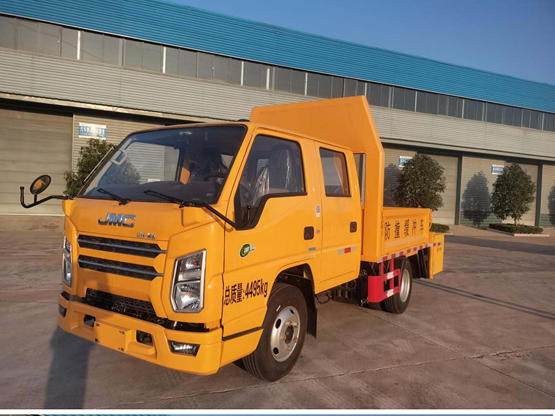 藍(lán)牌江鈴雙排防撞緩沖車(chē)